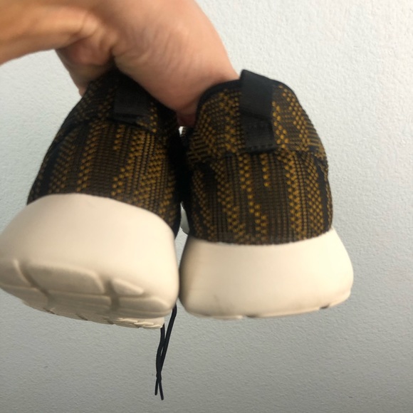 Nike Roshe Run One Jacquard gold and black sneaker - Picture 5 of 8